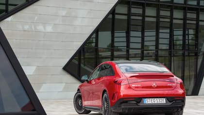 une voiture rouge garée devant un bâtiment