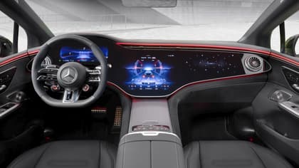 l'intérieur d'une voiture avec un volant et un tableau de bord