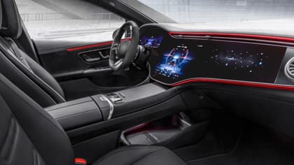 l'intérieur d'une voiture avec un écran tactile