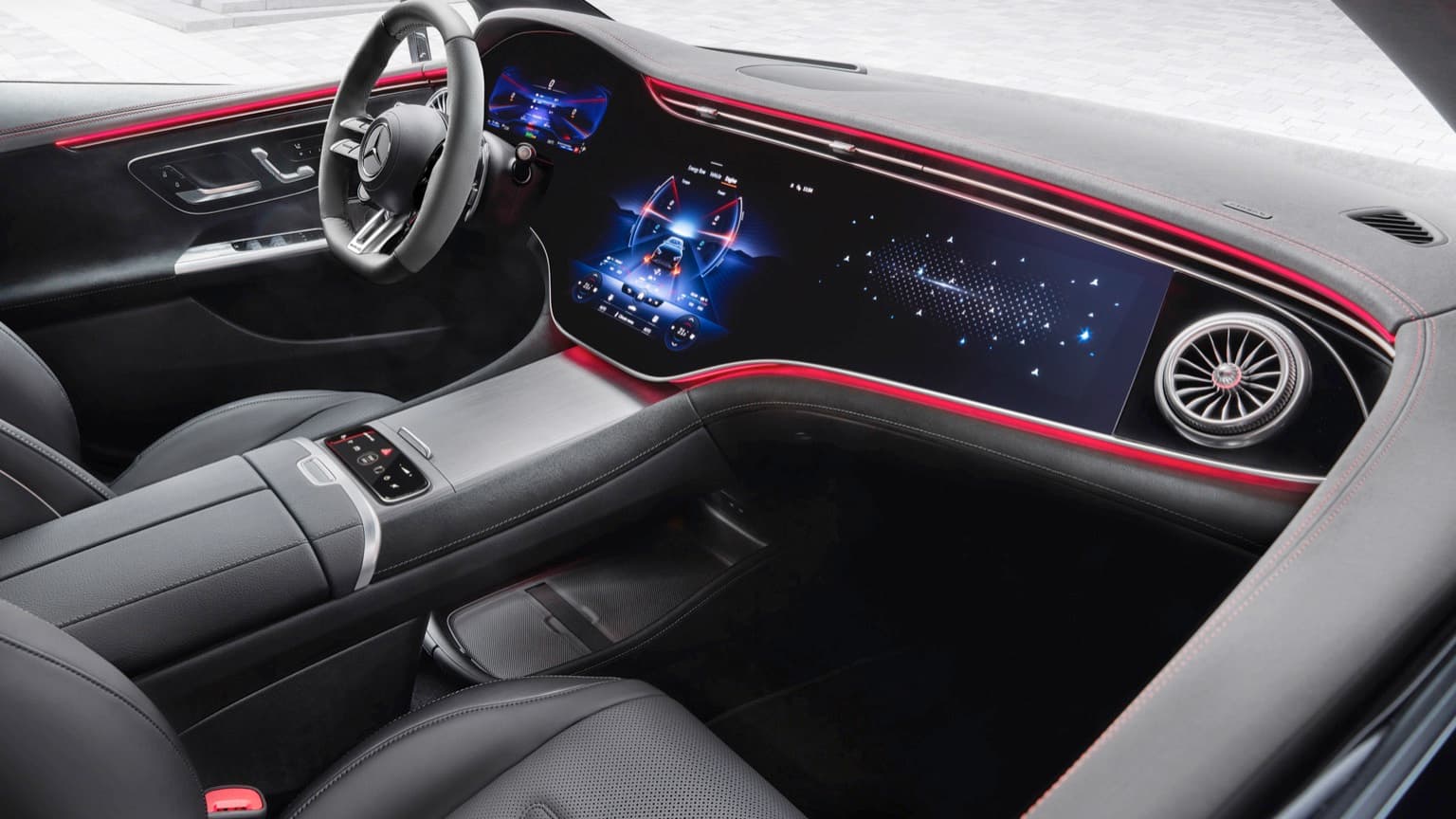 l'intérieur d'une voiture avec un tableau de bord et un volant