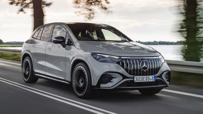 une voiture roulant sur une route