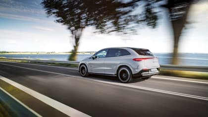 une voiture roulant sur une route