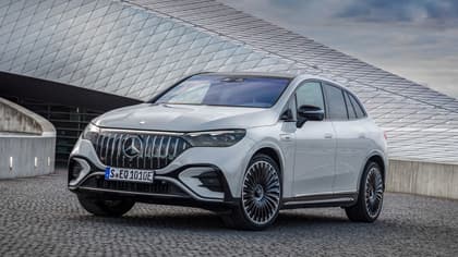 une voiture blanche garée devant un bâtiment