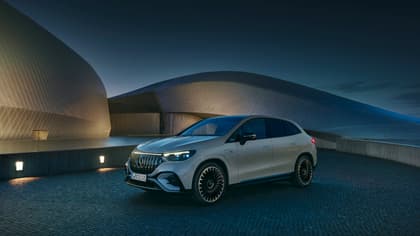 une voiture garée devant un bâtiment