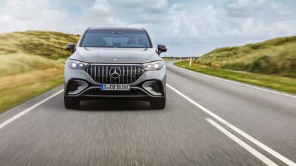 une voiture roulant sur une route