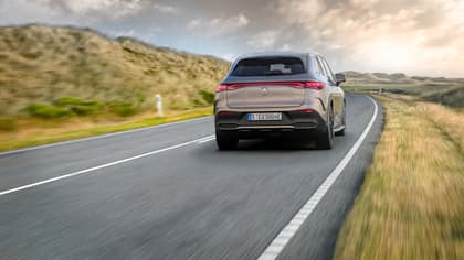 une voiture roulant sur une route