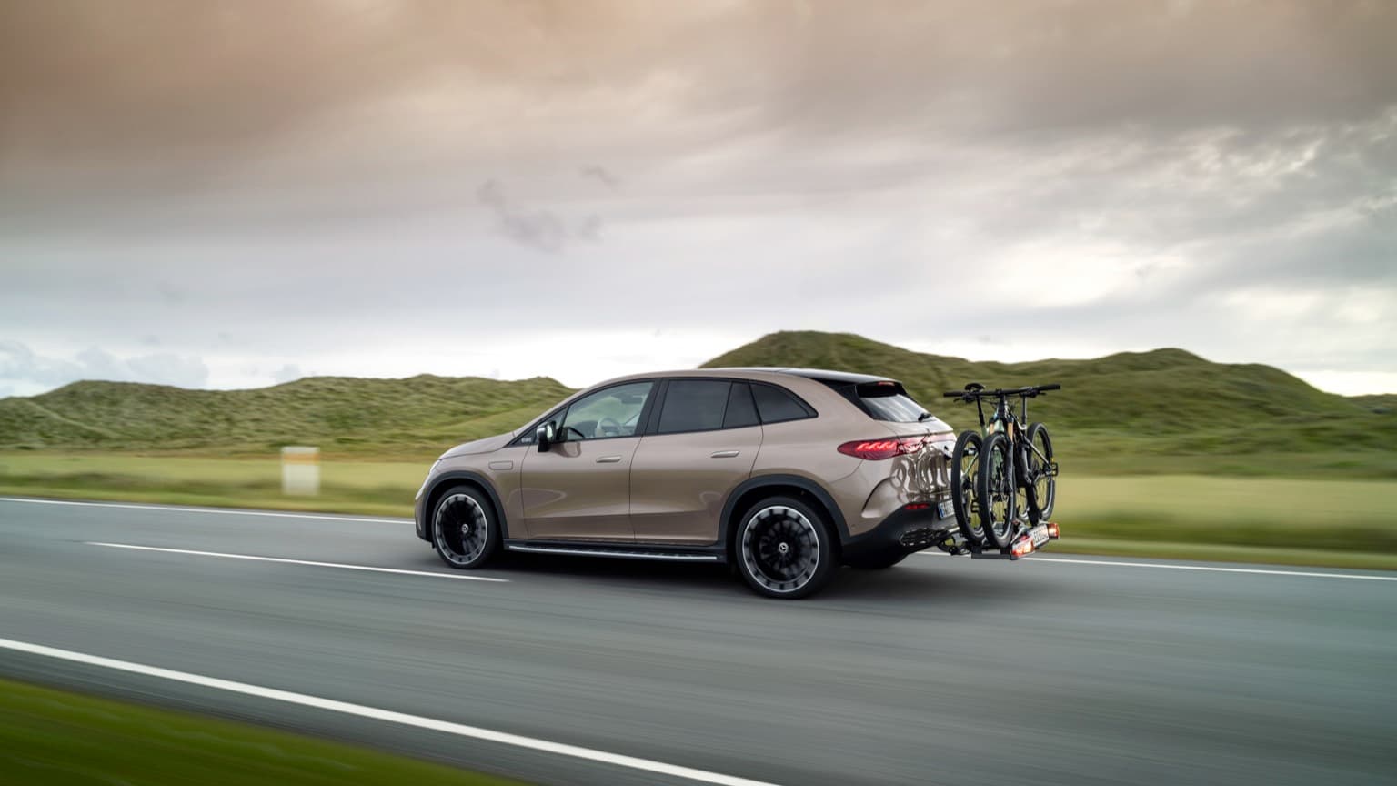 une voiture avec des vélos à l'arrière