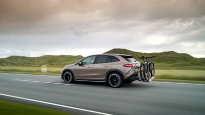 une voiture avec des vélos à l'arrière