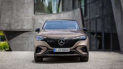une voiture garée devant un bâtiment