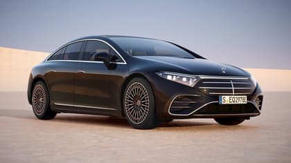 une voiture noire garée sur une surface sablonneuse