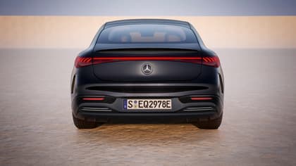 à l'arrière d'une voiture noire