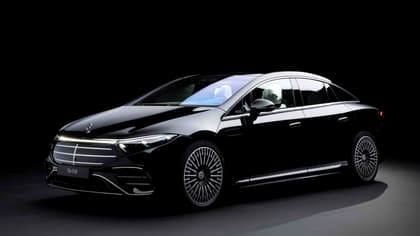 une voiture noire avec une personne à la portière