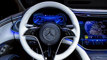 un volant et un tableau de bord de voiture