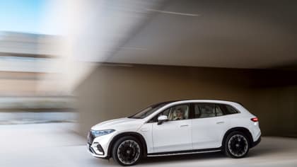 une femme conduisant une voiture blanche