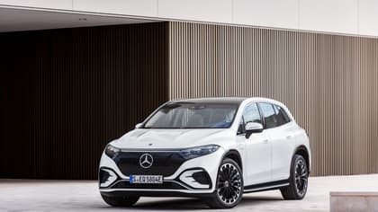 une voiture blanche garée devant un bâtiment