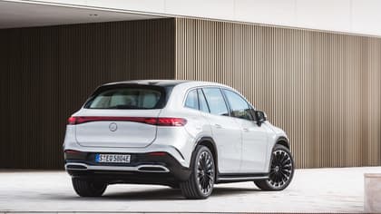 une voiture blanche garée devant un bâtiment
