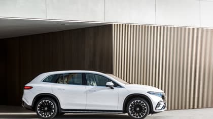 une voiture blanche garée devant un bâtiment