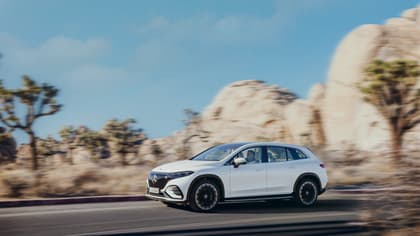 une voiture blanche roulant sur une route