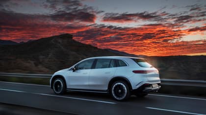 une voiture sur la route