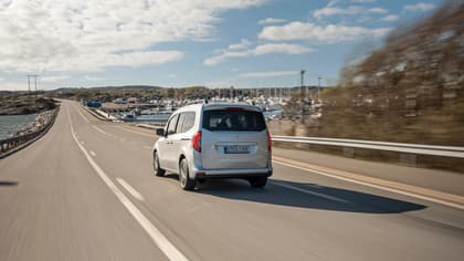 une voiture roulant sur une route