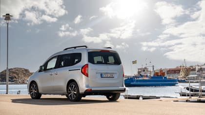 une camionnette argentée garée sur un quai