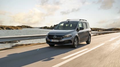 une voiture roulant sur une route