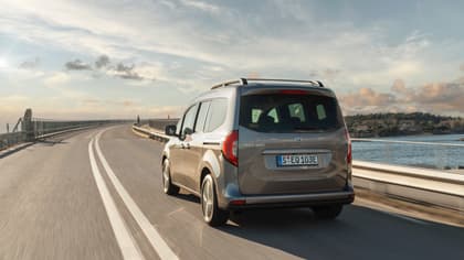 une voiture roulant sur une route
