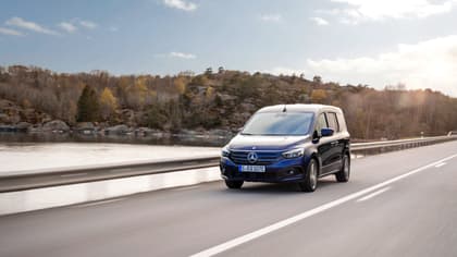 une voiture roulant sur une route