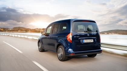 une camionnette bleue circulant sur une route