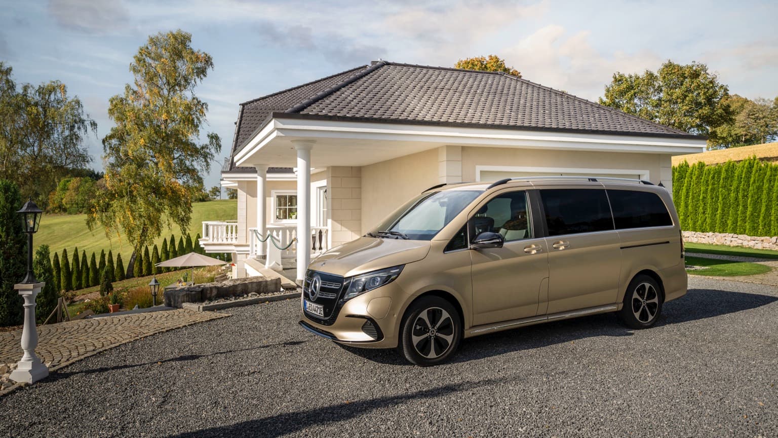 une voiture garée devant une maison