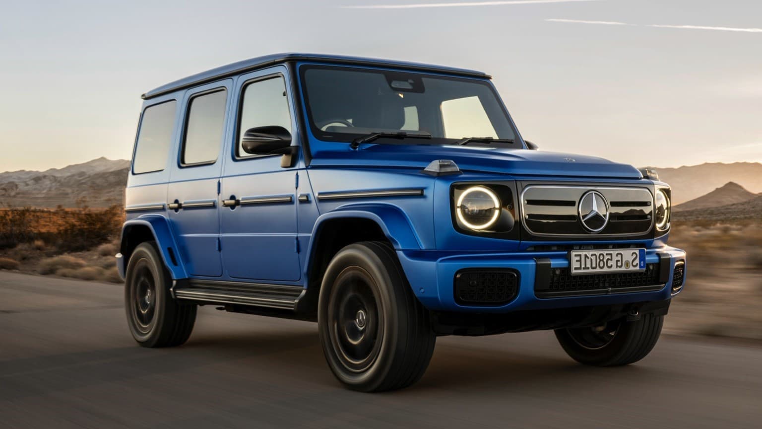 une voiture bleue sur une route