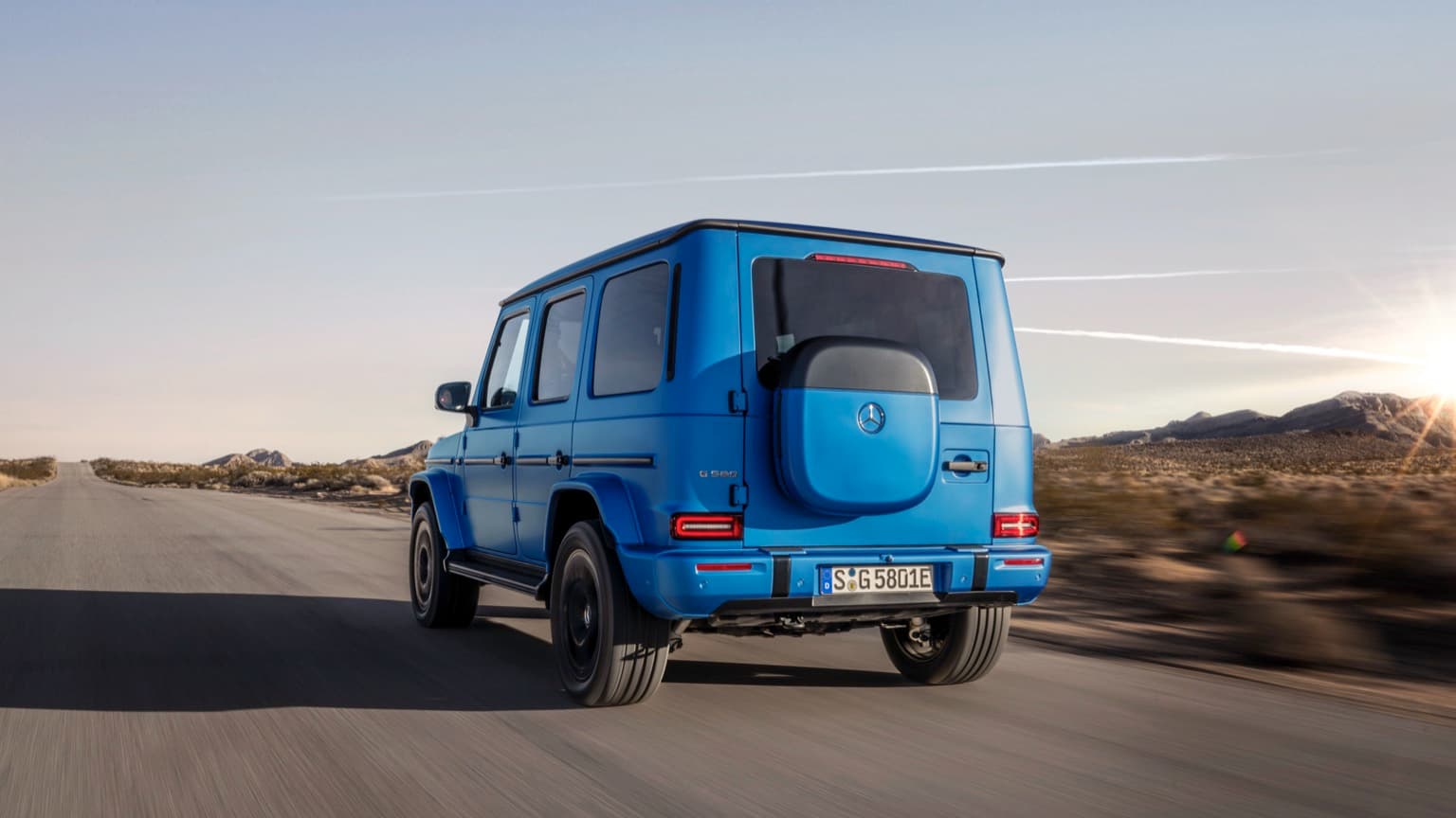 une voiture bleue roulant sur une route
