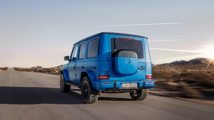 une voiture bleue roulant sur une route
