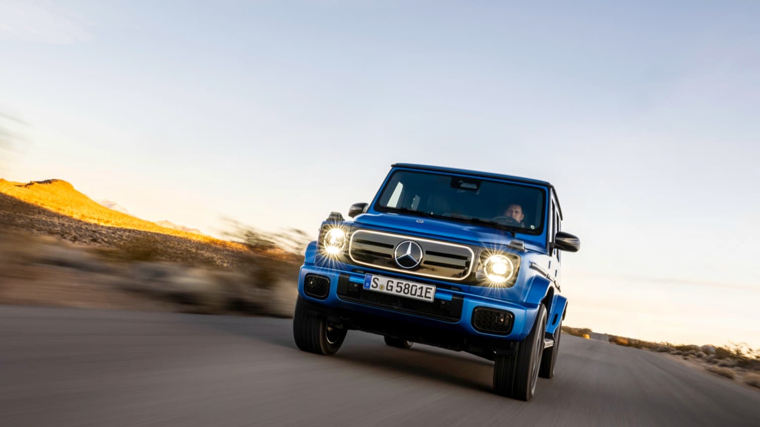 une voiture bleue roulant sur une route