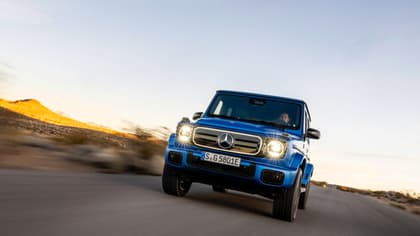une voiture bleue roulant sur une route