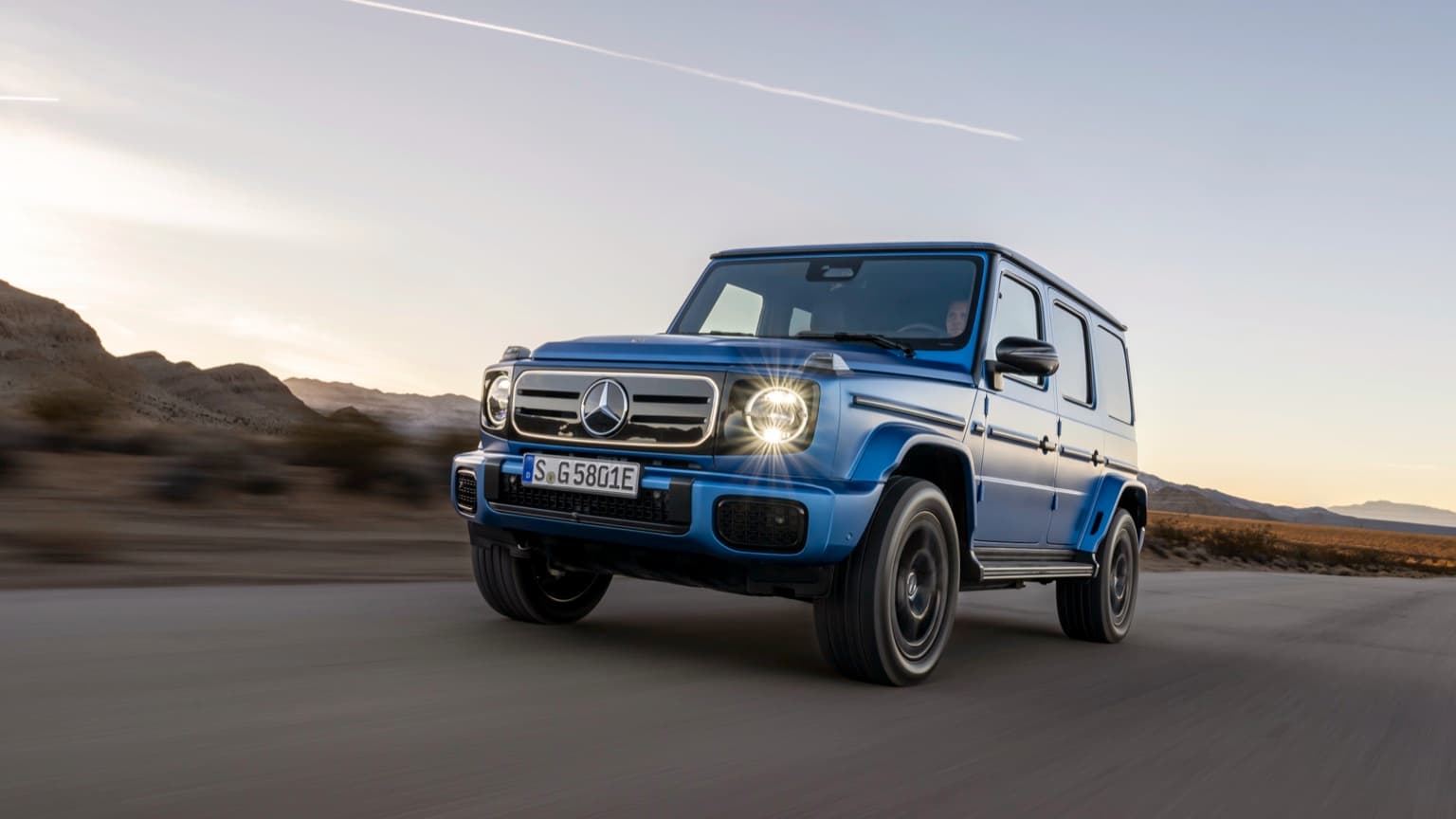 une voiture bleue roulant sur une route