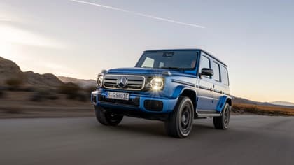 une voiture bleue roulant sur une route