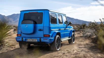 une voiture bleue roulant sur un chemin de terre