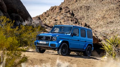 une voiture bleue garée sur un chemin de terre