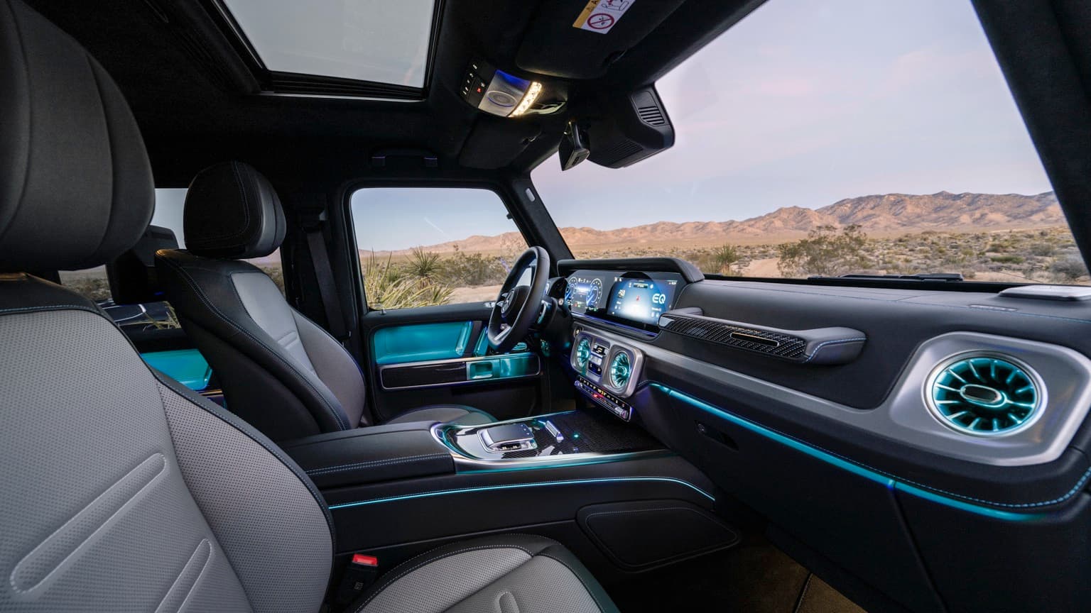 l'intérieur d'une voiture avec vue sur le désert