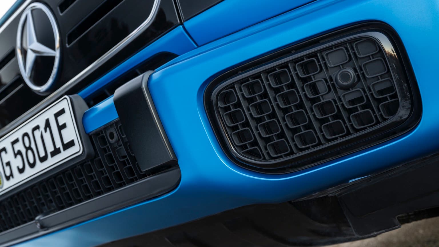 l'avant d'une voiture bleue