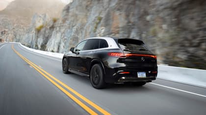 une voiture noire roulant sur une route
