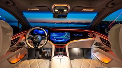 l'intérieur d'une voiture avec vue sur l'océan et l'eau