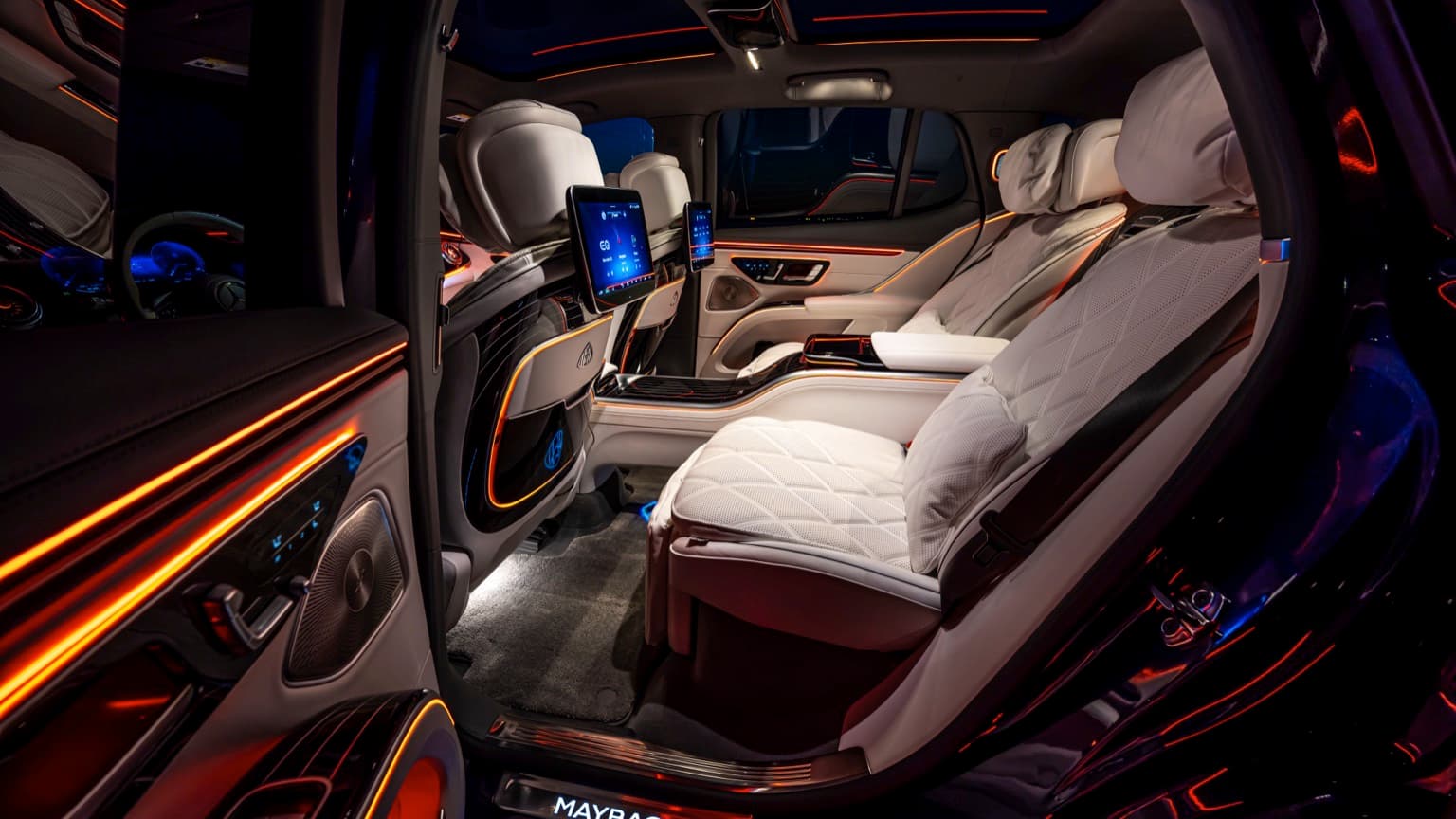 l'intérieur d'une voiture avec un écran et un moniteur