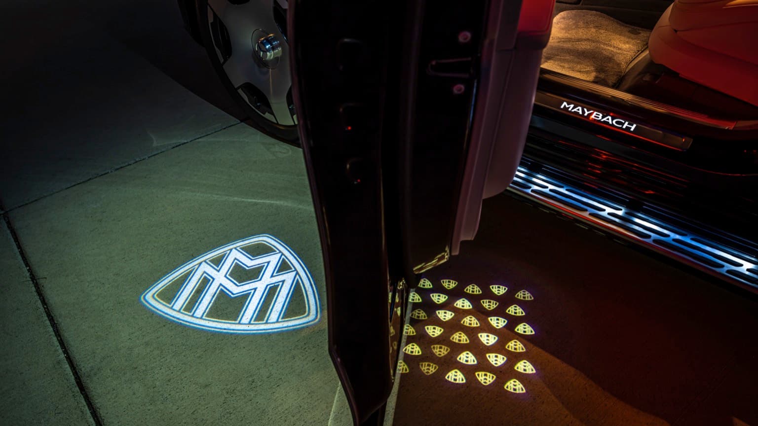 une voiture avec des lumières sur le plancher