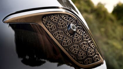 un gros plan d'une voiture