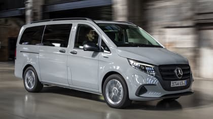 une camionnette blanche circulant sur une route