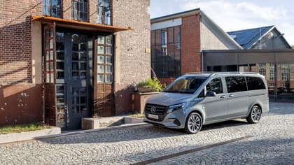une voiture garée devant un bâtiment en briques