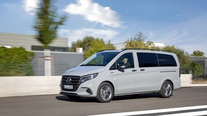 une camionnette grise circulant sur une route