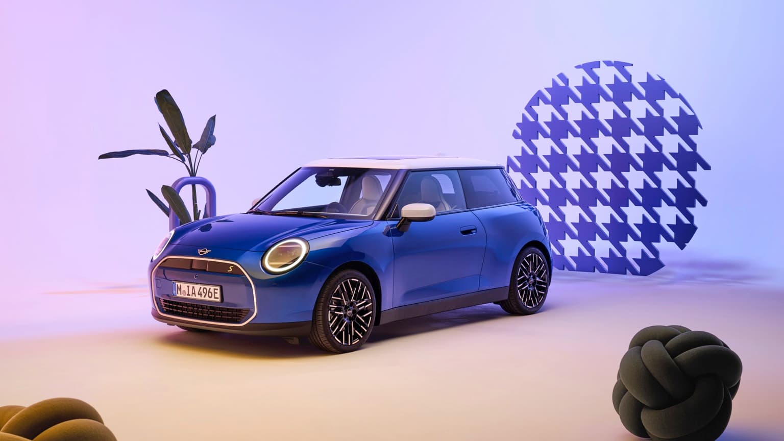 une voiture bleue garée devant un mur à carreaux bleus et blancs